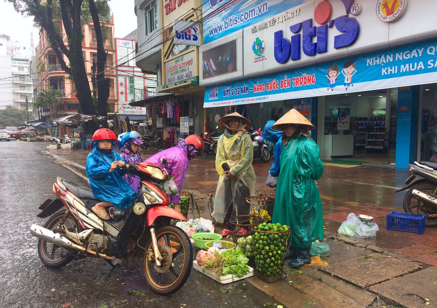 Dù ngày mưa buôn bán ế ẩm nhưng nhiều người vẫn tất tả mưu sinh. Ảnh: Hồng Thi