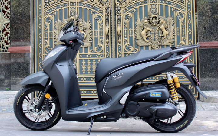 Ngoài ra, toàn thân chiếc SH 300i còn được phủ sơn Sporty màu đen phong cách Italia tạo cảm giác mạnh mẽ, khỏe khoắn hơn. Cặp vành đúc hợp kim nhôm 16 inch được sơn đen sporty, cặp phanh đĩa Galfer thể thao màu bạc được lắp thêm cho cả 2 bánh trước và sau.