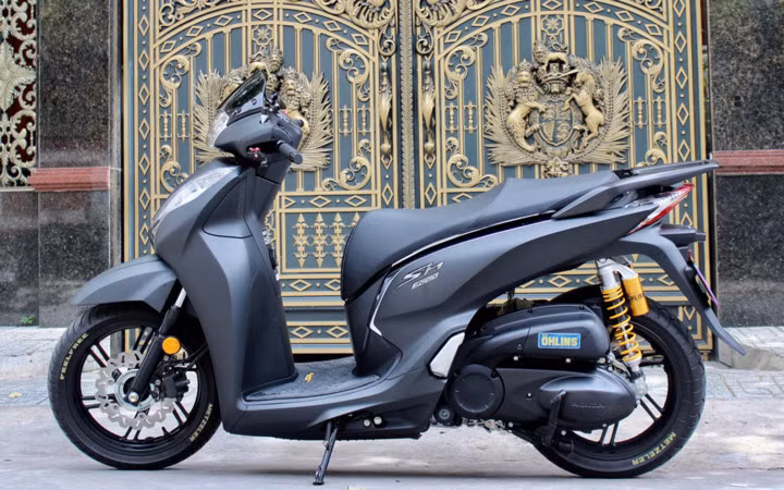 Ngoài ra, toàn thân chiếc SH 300i còn được phủ sơn Sporty màu đen phong cách Italia tạo cảm giác mạnh mẽ, khỏe khoắn hơn. Cặp vành đúc hợp kim nhôm 16 inch được sơn đen sporty, cặp phanh đĩa Galfer thể thao màu bạc được lắp thêm cho cả 2 bánh trước và sau.