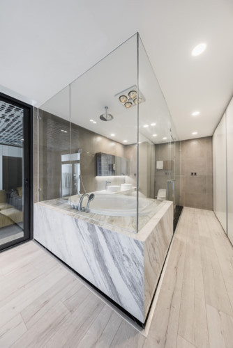 Phòng ngủ chính có thiết kế nhỏ gọn, nhẹ nhàng đi kèm với phòng tắm lớn sang trọng, hiện đại.