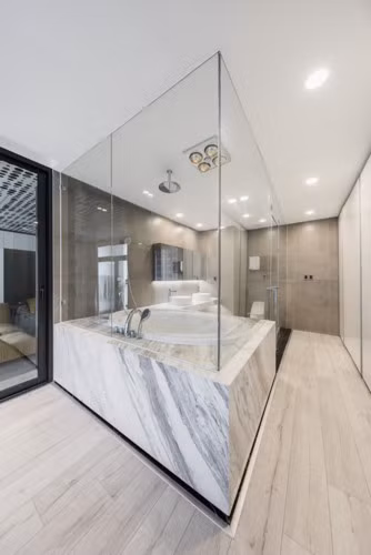 Phòng ngủ chính có thiết kế nhỏ gọn, nhẹ nhàng đi kèm với phòng tắm lớn sang trọng, hiện đại.