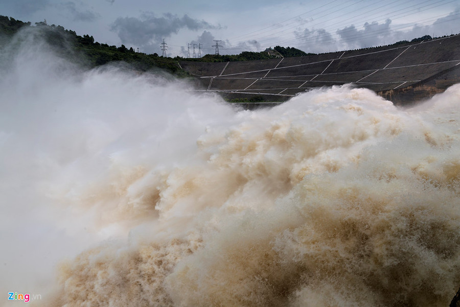 Trong thời gian xả phải liên tục duy trì phát điện tối đa 8 tổ máy với tổng lưu lượng khoảng 2.400 m3/giây. Trong thời gian xả phải liên tục duy trì phát điện tối đa 8 tổ máy với tổng lưu lượng khoảng 2.400 m3/giây.