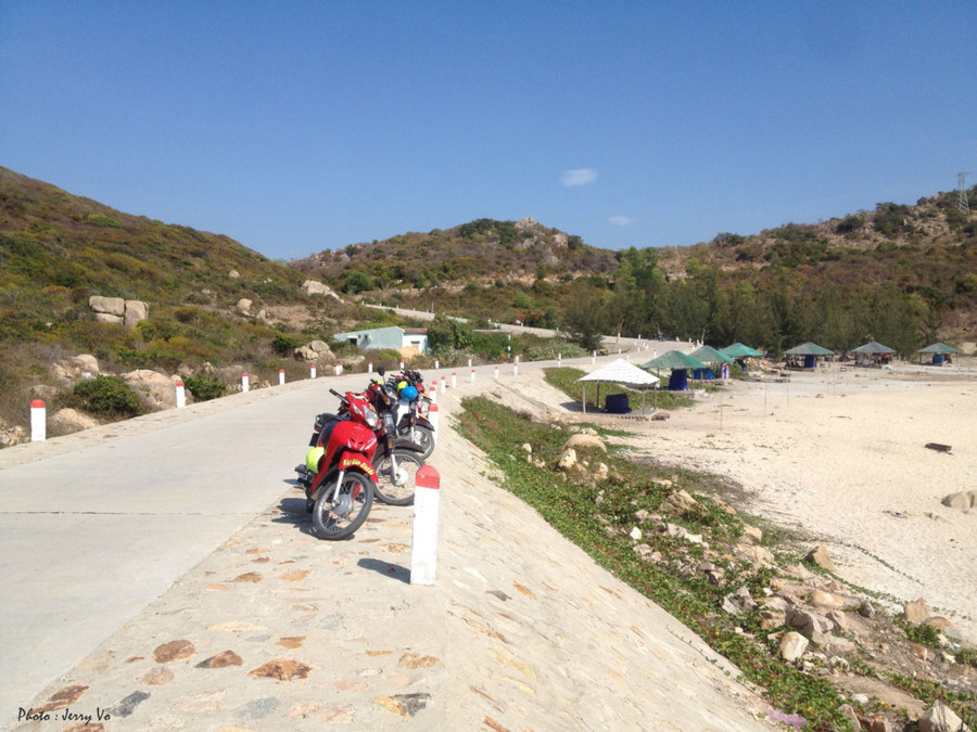 Thời gian lý tưởng để du lịch biển đảo "Tam Bình" là từ tháng 3 đến tháng 9, lúc này thời tiết ít mưa bão. Tuy khung cảnh ở đây còn khá hoang sơ, trên đảo cũng có nhiều nhà nghỉ và hàng ăn, nên bạn không lo bị thiếu chỗ nghỉ và nơi ăn uống. Thời gian lý tưởng để du lịch biển đảo