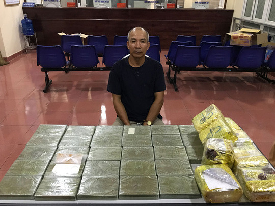 “Ông trùm” Ngô Trắc Hiệp bên tang vật là ma túy. “Ông trùm” Ngô Trắc Hiệp bên tang vật là ma túy.