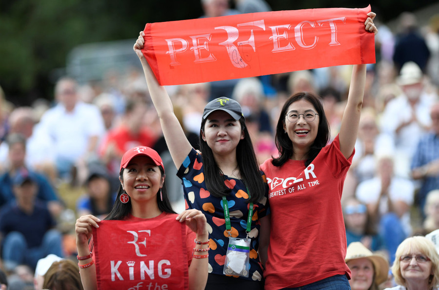 Các CĐV cổ vũ Federer trong trận chung kết gặp Cilic. Ảnh: REUTERS Các CĐV cổ vũ Federer trong trận chung kết gặp Cilic. Ảnh: REUTERS