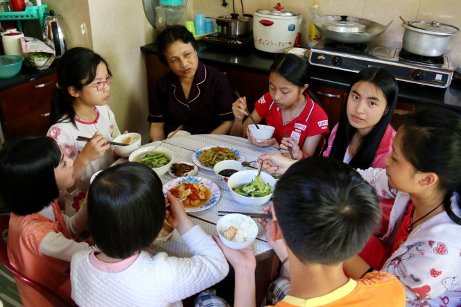 Bữa cơm chiều ấm cúng của trẻ em Làng SOS Đà Lạt  Bữa cơm chiều ấm cúng của trẻ em Làng SOS Đà Lạt