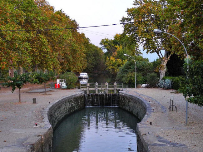 Trong khoảng thời gian 14 năm xây dựng kênh đào, kỹ sư Pierre-Paul Riquet đã khắc phục nhiều vấn đề kỹ thuật phát sinh.