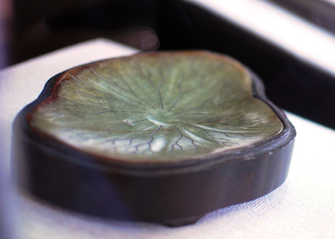  Nghiên mực bằng ngọc hình lá sen