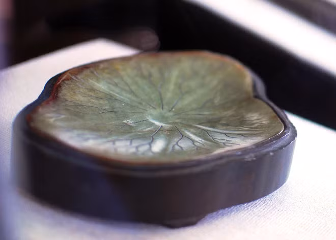  Nghiên mực bằng ngọc hình lá sen