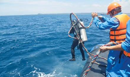 Thợ lặn chuẩn bị xuống đáy biển bảo dưỡng phao rót dầu số 0.