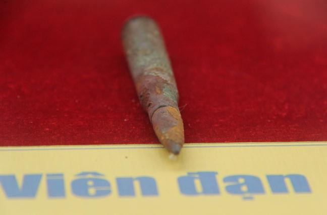 Một trong những vỏ đạn được tìm thấy dưới hố chôn. Đại tá Mai Xuân Chiến - Phó chính ủy Bộ chỉ huy quân sự tỉnh Đồng Nai - cho biết từ các nguồn tin và nhân chứng thì các vật dụng quen thuộc, quân tài, vũ khí của các liệt sĩ đã được gom lại chôn ở một nơi khác. Hiện cơ quan chức năng vẫn tiếp tục tìm kiếm hố chôn các vật dụng này.