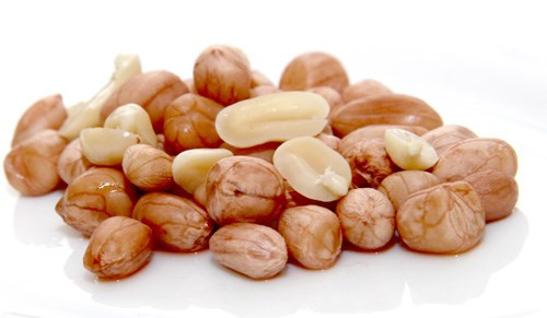 Sử dụng: lấy phần nước hầm chia đều ra để uống trong ngày còn chân gà thì ăn bình thường, xác lạc cũng có thể ăn. Tuy nhiên khuyến cáo mọi người không nên ăn quá nhiều vì có thể bị đầy bụng, khó tiêu rất khó chịu. Ảnh: Bệnh viện ung bướu hưng việt.