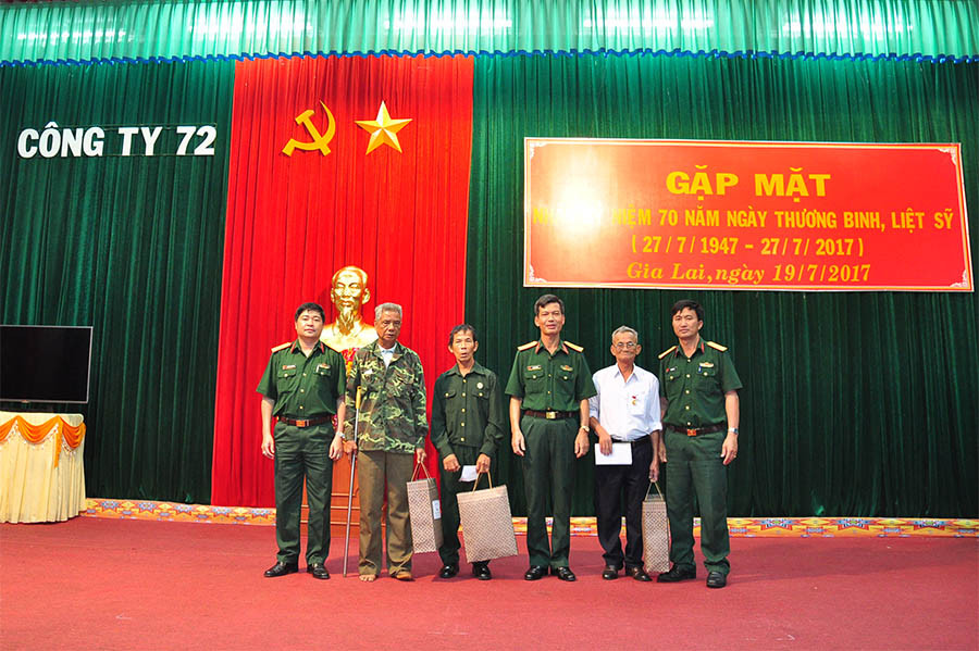 Lãnh đạo Công ty 72 tặng quà cho các đồng chí thương binh. Ảnh: Đức Quyết