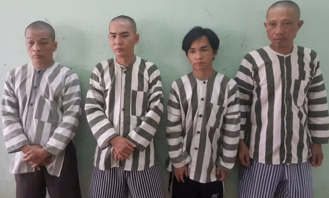 Tú (thứ 2), Ánh (thứ 4) từ trái qua phải.