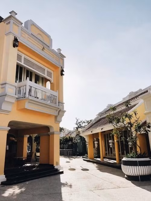 Bằng cách này, du khách sẽ khám phá được kiến trúc của resort và tìm ra những góc nhỏ xinh xắn khi chụp hình. Tại đây có những kiến trúc vừa quen, vừa lạ như góc đường tái hiện khung cảnh ở phố cổ Hội An với những bức tường vàng, nhà cao 2 tầng, mái ngói thâm nâu.