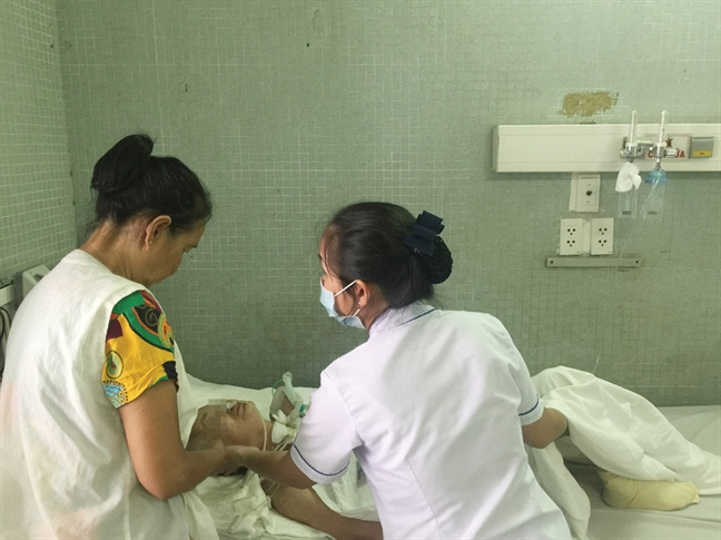 Điều dưỡng Phượng hướng dẫn người nhà cách chăm sóc cho cụ bà bị đột quỵ Điều dưỡng Phượng hướng dẫn người nhà cách chăm sóc cho cụ bà bị đột quỵ