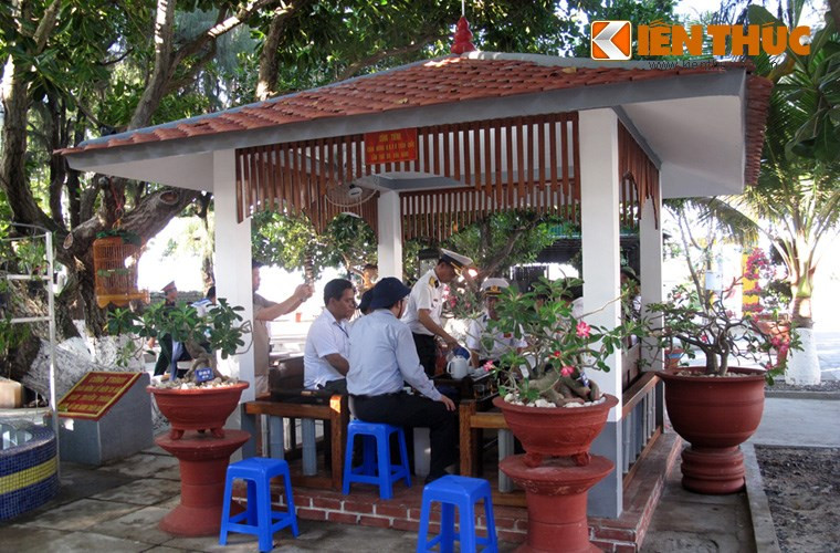 Khách tham quan nghỉ ngơi trên đảo Sơn Ca. 9