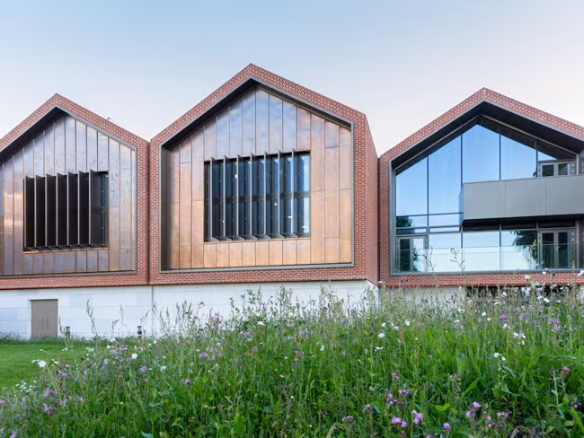 Channing (London, Anh) là ngôi trường dành cho các nữ sinh. Trường có nhiều tòa nhà liền kề gợi lên một cảm giác kỳ lạ, giống kiến trúc ở các vùng nông thôn.