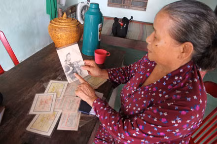 Bà Hoàng Thị Chẩm kể về 9 lần được tặng danh hiệu Dũng sĩ diệt Mỹ và bức ảnh kỷ niệm chụp chân dung lúc ở chiến trường. Bà Hoàng Thị Chẩm kể về 9 lần được tặng danh hiệu Dũng sĩ diệt Mỹ và bức ảnh kỷ niệm chụp chân dung lúc ở chiến trường.