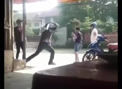 3 thanh niên dùng dao lao vào chém nhau