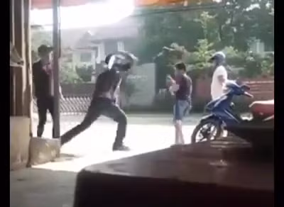 3 thanh niên dùng dao lao vào chém nhau
