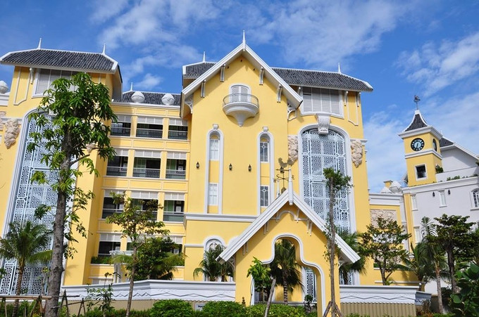 Được thiết kế dựa trên ý tưởng về một trường đại học 100 năm tuổi, JW Marriott Emerald Bay Phú Quốc khiến du khách như trở về thời cắp sách tới trường với thời khóa biểu và bài tập. Được thiết kế dựa trên ý tưởng về một trưởng đại học 100 năm tuổi, JW Marriott Emerald Bay Phú Quốc khiến du khách như trở về thời cắp sách tới trường với thời khóa biểu và bài tập.