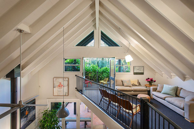 Căn gác xép được tận dụng làm nơi nghỉ ngơi, thư giãn và phòng ngủ cho cả gia đình.