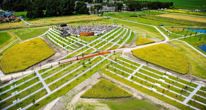 Công trình tưởng niệm 298 nạn nhân xấu số. Ảnh: Reuters.