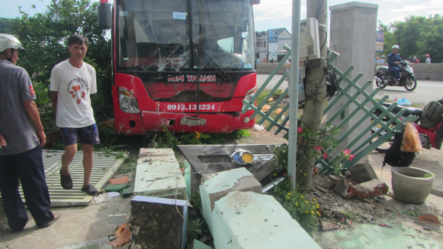 Chiếc xe khách giường nằm nhà xe Kim Thành lọt sâu vào nhà dân sau tai nạn giao thông nghiêm trọng Chiếc xe khách giường nằm nhà xe Kim Thành lọt sâu vào nhà dân sau tai nạn giao thông nghiêm trọng