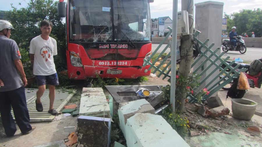 Chiếc xe khách giường nằm nhà xe Kim Thành lọt sâu vào nhà dân sau tai nạn giao thông nghiêm trọng