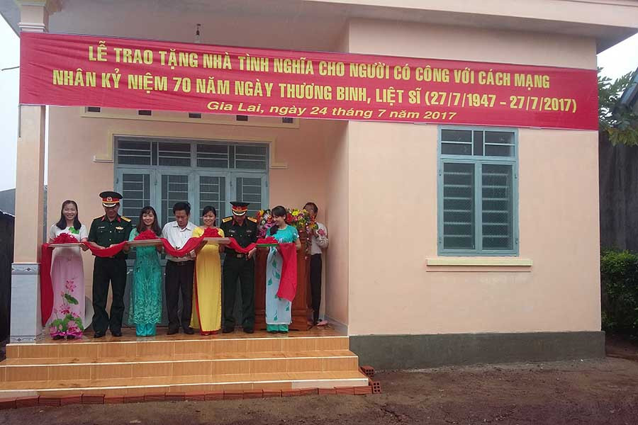 Cắt băng khánh thành Nhà tình ghĩa cho bà Kpuih Eng. Ảnh: Lê Anh Cắt băng khánh thành Nhà tình ghĩa cho bà Puih Eng. Ảnh: Lê Anh