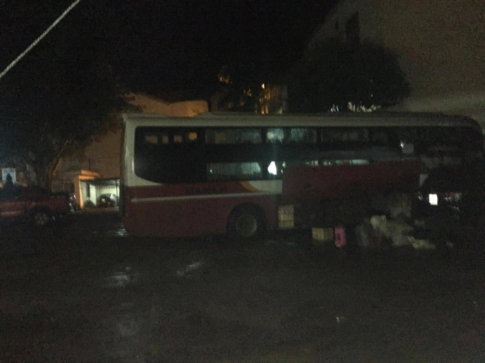 Chiếc xe khách vận chuyển gỗ trái phép. Chiếc xe khách vận chuyển gỗ trái phép.