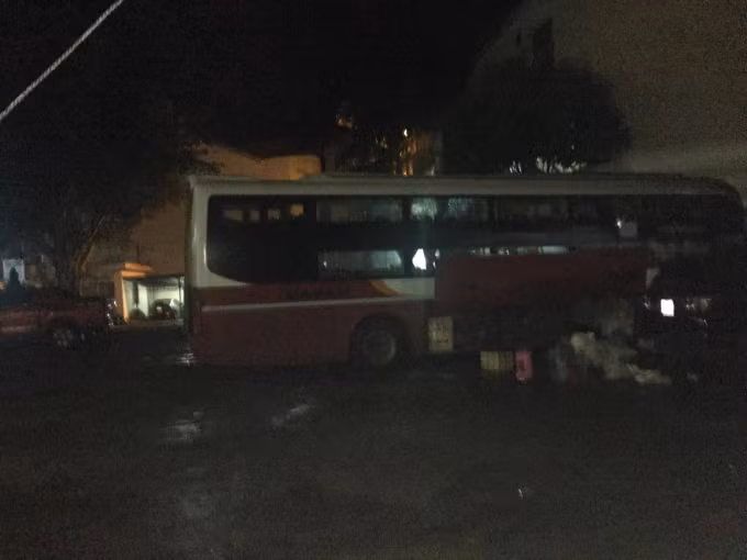 Chiếc xe khách vận chuyển gỗ trái phép.