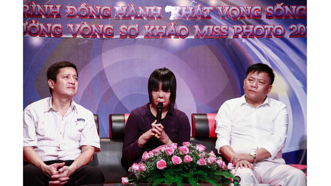 Dung (giữa) chia sẻ về câu chuyện của cuộc đời mình Dung (giữa) chia sẻ về câu chuyện của cuộc đời mình