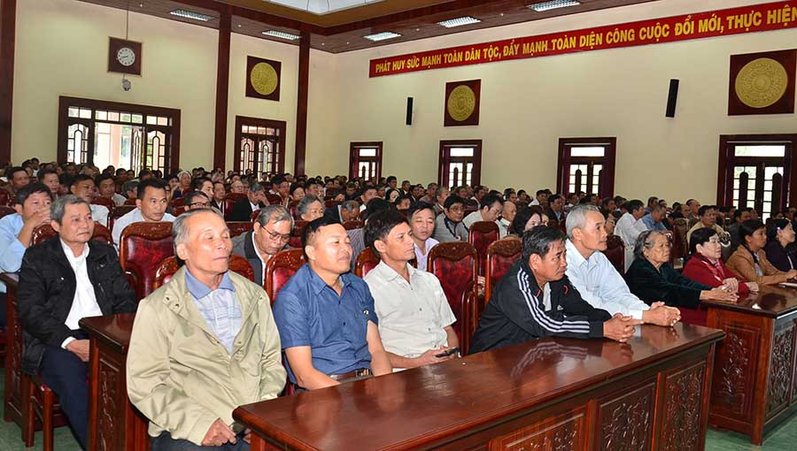 Cán bộ hưu trí trung cao TP. Pleiku nghe thông tin thời sự. Ảnh: Tâm Duyên Cán bộ hưu trí trung cao TP. Pleiku nghe thông tin thời sự. Ảnh: Tâm Duyên