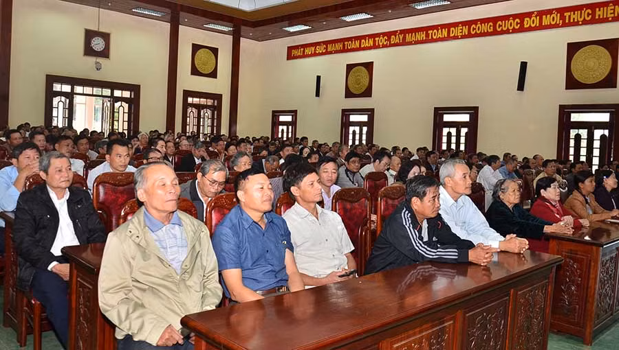 Cán bộ hưu trí trung cao TP. Pleiku nghe thông tin thời sự. Ảnh: Tâm Duyên