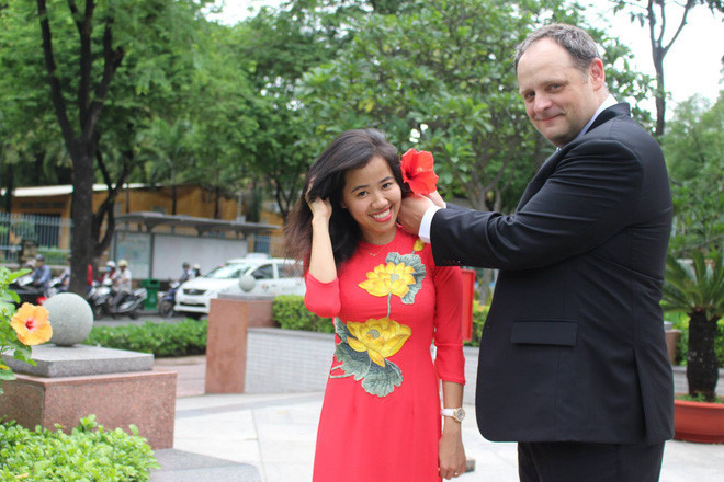 Olivier Desmedt (46 tuổi), nhân viên quản lý dữ liệu mạng tại Bỉ đã phải lòng cô gái Việt Nam mang dị tật ở chân