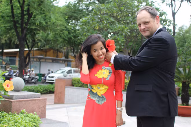 Olivier Desmedt (46 tuổi), nhân viên quản lý dữ liệu mạng tại Bỉ đã phải lòng cô gái Việt Nam mang dị tật ở chân