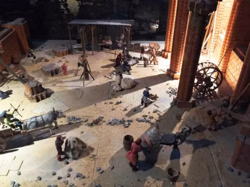 Mô hình nhỏ phỏng lại công trường xây dựng nên nhà thờ.