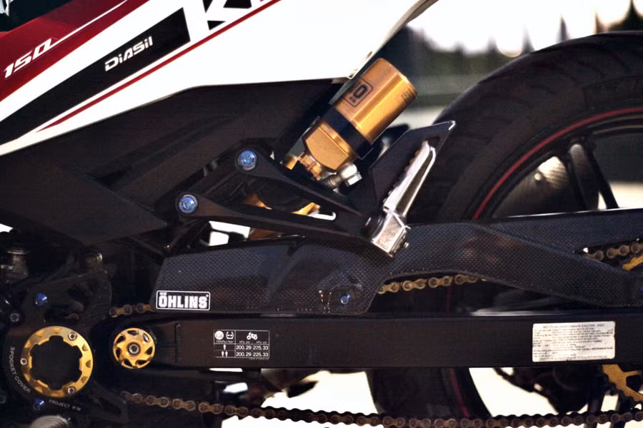 Phuộc sau Ohlins, dè che sên carbon, chụp cốt che lỗ tăng sên Biker là một số món đồ chơi đáng chú ý ở dàn chân sau.