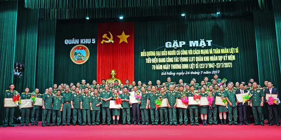 Bộ Tư lệnh Quân khu 5 khen thưởng người có công với cách mạng, thân nhân liệt sĩ tiêu biểu đang công tác trong lực lượng vũ trang quân khu. Ảnh: Anh Tùng Bộ Tư lệnh Quân khu 5 khen thưởng người có công với cách mạng, thân nhiên liệt sĩ tiêu biểu đang công tác trong lực lượng vũ trang quân khu. Ảnh: Anh Tùng