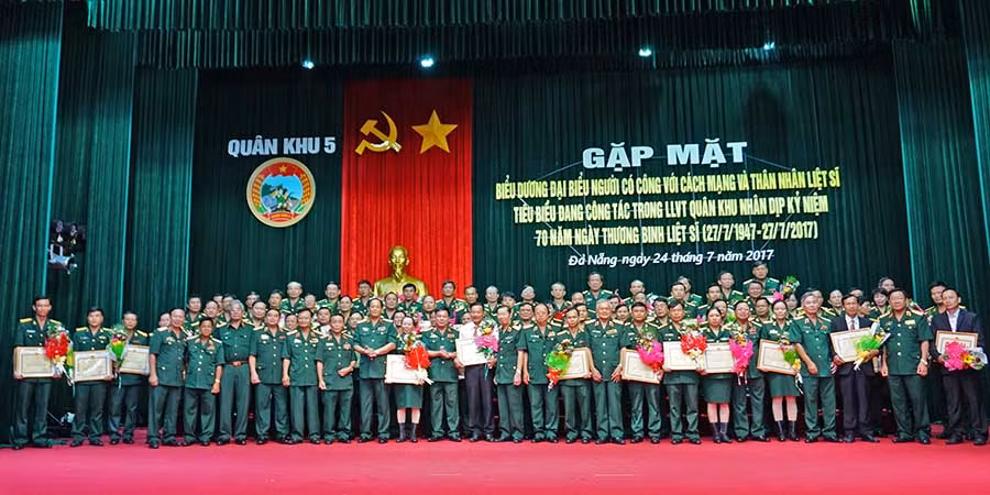 Bộ Tư lệnh Quân khu 5 khen thưởng người có công với cách mạng, thân nhiên liệt sĩ tiêu biểu đang công tác trong lực lượng vũ trang quân khu. Ảnh: Anh Tùng