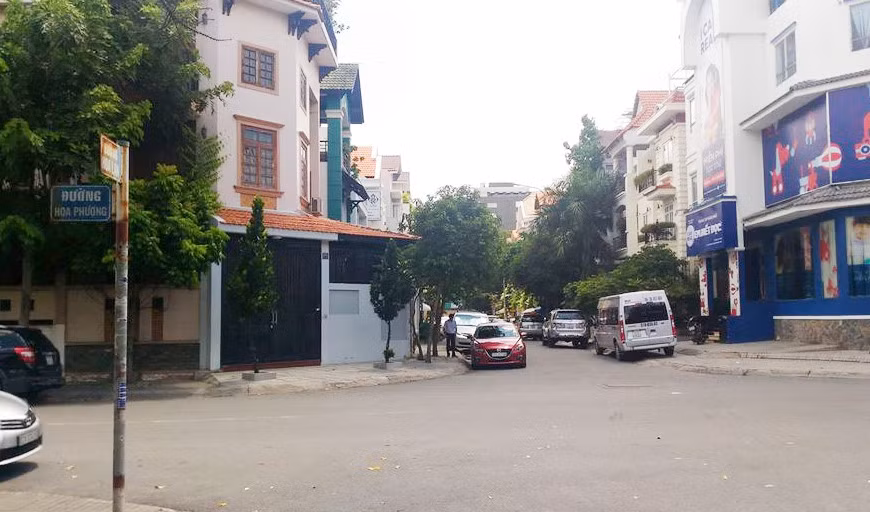 Khu vực xảy ra tai nạn nghiêm trọng rạng sáng 9-7 tại ngã tư Hoa Phượng - Hoa Lan (Q.Phú Nhuận, TP. Hồ Chí Minh) khiến một người tử vong