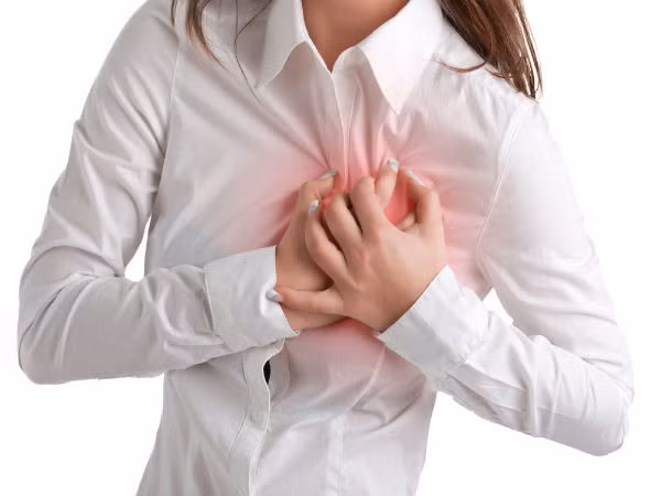 Tốt cho trái tim: Giàu chất chống oxy hoá, mận giúp chống lại các gốc tự do; giảm mức cholesterol xấu và cải thiện sức khoẻ tim mạch. Mức kali cao giúp kiểm soát huyết áp và nhịp tim; góp phần ngăn ngừa chứng xơ vữa động mạch. Một lượng lớn vitamin B6 trong mận kiểm soát mức homocysteine, do đó bảo vệ bạn khỏi những cơn đau tim.