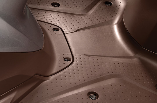 Sàn để chân được thiết kế mới thon gọn và dài hơn giúp việc chống chân trở nên dễ dàng hơn so với trên phiên bản cũ. Đặc biệt bề mặt sàn còn được in hoa văn sần chống trơn trượt mang lại cảm giác thoải mái hơn khi lái xe. Sàn để chân được thiết kế mới thon gọn và dài hơn giúp việc chống chân trở nên dễ dàng hơn so với trên phiên bản cũ. Đặc biệt bề mặt sàn còn được in hoa văn sần chống trơn trượt mang lại cảm giác thoải mái hơn khi lái xe.