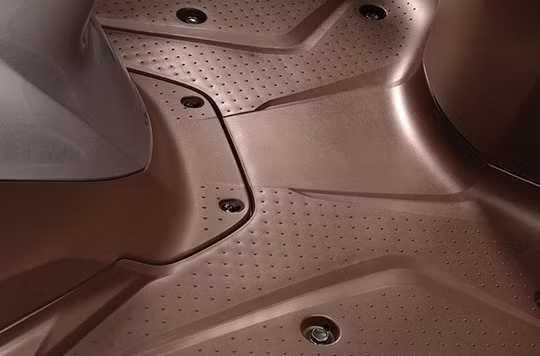 Sàn để chân được thiết kế mới thon gọn và dài hơn giúp việc chống chân trở nên dễ dàng hơn so với trên phiên bản cũ. Đặc biệt bề mặt sàn còn được in hoa văn sần chống trơn trượt mang lại cảm giác thoải mái hơn khi lái xe.