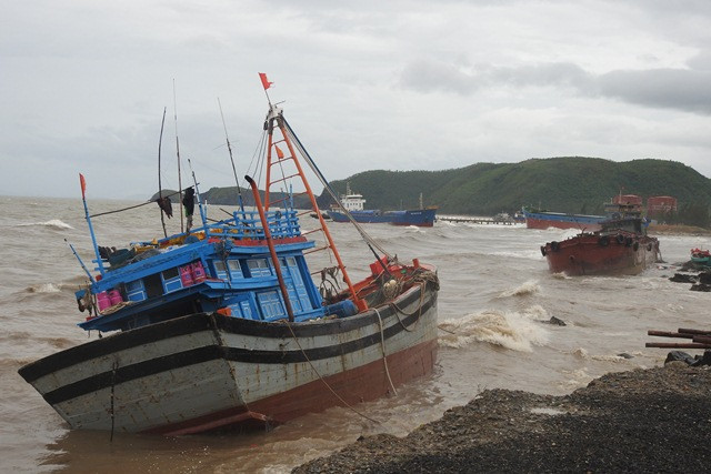 Nhiều chiếc tàu cá công suất lớn của ngư dân các tỉnh vào neo đậu, tránh bão ở Hòn La cũng bị sóng đánh chìm Nhiều chiếc tàu cá công suất lớn của ngư dân các tỉnh vào neo đậu, tránh bão ở Hòn La cũng bị sóng đánh chìm