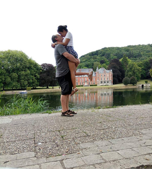 "Ở Việt Nam, mình có tất cả nhưng không có anh, còn ở đây, mình không có gì ngoài anh", Lan tâm sự