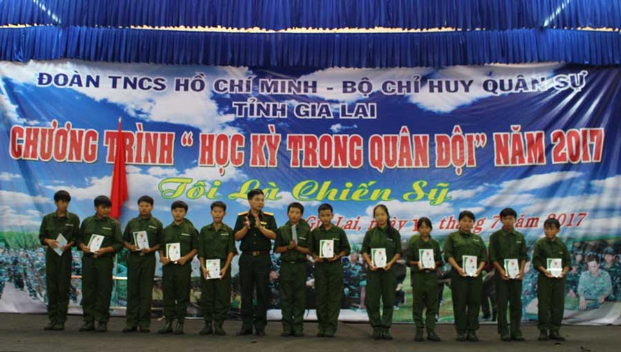 Trao giấy chứng nhận hoàn thành chương trình Học kỳ trong quân đội cho 73 học viên. Ảnh: Phan Lài