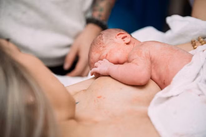  Hành trình người chồng vượt cạn cùng vợ được ghi lại đầy cảm xúc.